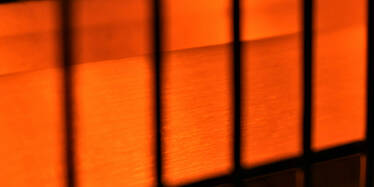 Abstrakte Nahaufnahme einer roten Lichtinstallation